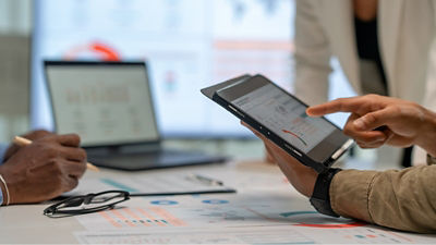 Photo de deux femmes qui discutent 