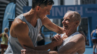 Photo de deux hommes se félicitant après un marathon 