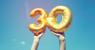 Photo d'un ballon d'anniversaire en forme de 30 ans