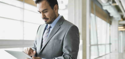 Photo d'un employé utilisant une tablette
