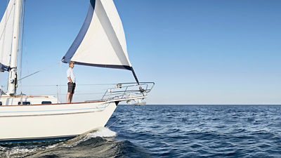 Photo d'un homme sur un voilier