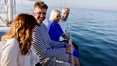 Photo de personnes sur un bateau