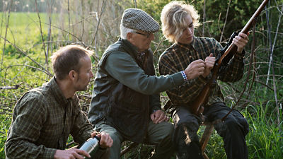 Chasseurs manipulant un fusil