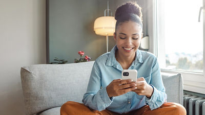 Image d'une jeune fille sur son smartphone