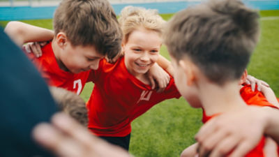 Jeunes footballeurs soudés, protégés par l'assurance scolaire
