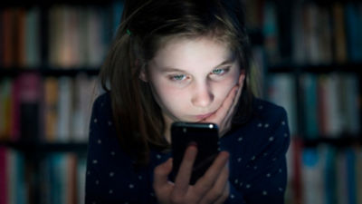 Jeune fille victime de harcèlement soutenue par l'assurance scolaire