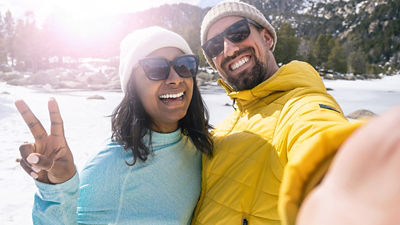 Photo d'un couple au ski