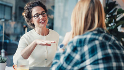 Photo de deux femmes qui discutent 