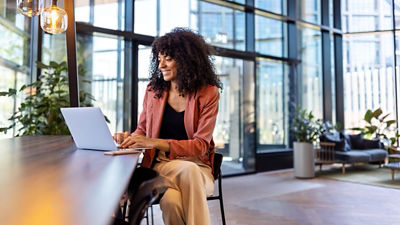 Photo d'une femme devant un pc portable