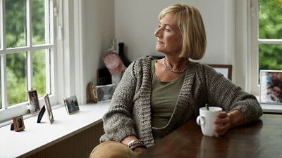 Photo d'une femme buvant son café