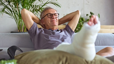 Photo d'un homme avec un plâtre au pied