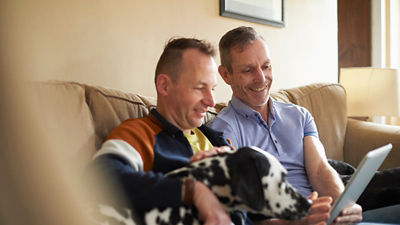Photo de deux hommes devant une tablette