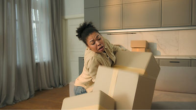 Photo d'une femme qui fait tomber des colis