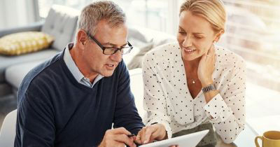 Photo d'un couple devant un ordinateur 