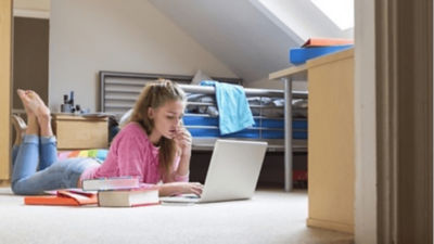 Image d'une jeune fille devant un ordinateur