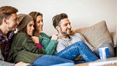 Image personnes sur un canapé