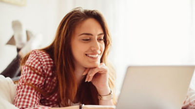 Image d'une personne qui regarde un écran d'ordinateur
