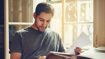 Image d'un homme avec un document