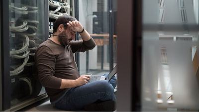Photo d'un employé dans un data center