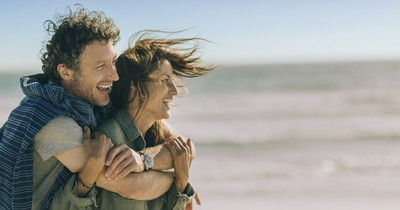 Photo d'un couple homme femme se prend dans les bras