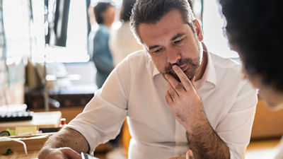 Photo d'un homme pensif