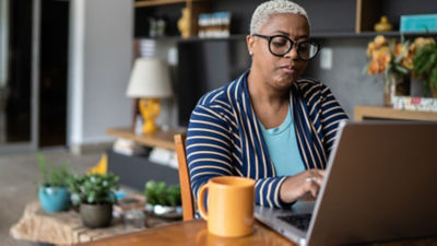 Photo d'une femme devant un ordinateur 