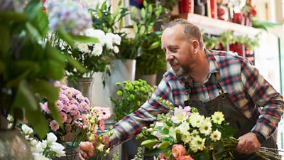 Photo d'un fleuriste en train de travailler