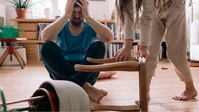 Photo d'un homme qui a cassé un objet