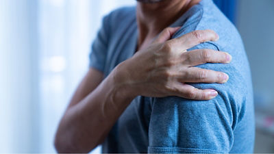 Photo d'un homme blessé à l'épaule 