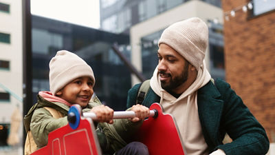 Photo d'un homme et son enfant au parc