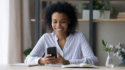 Image d'une femme devant un smartphone