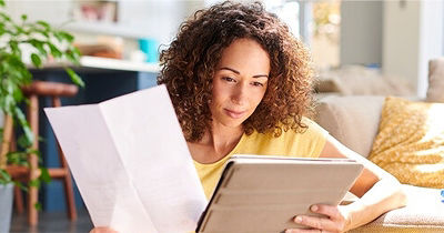 Femme qui regarde des documents