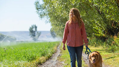 Photo d'une femme promenant son chien 