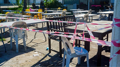 Photo d'une terrasse de restaurant après un acte de vandalisme